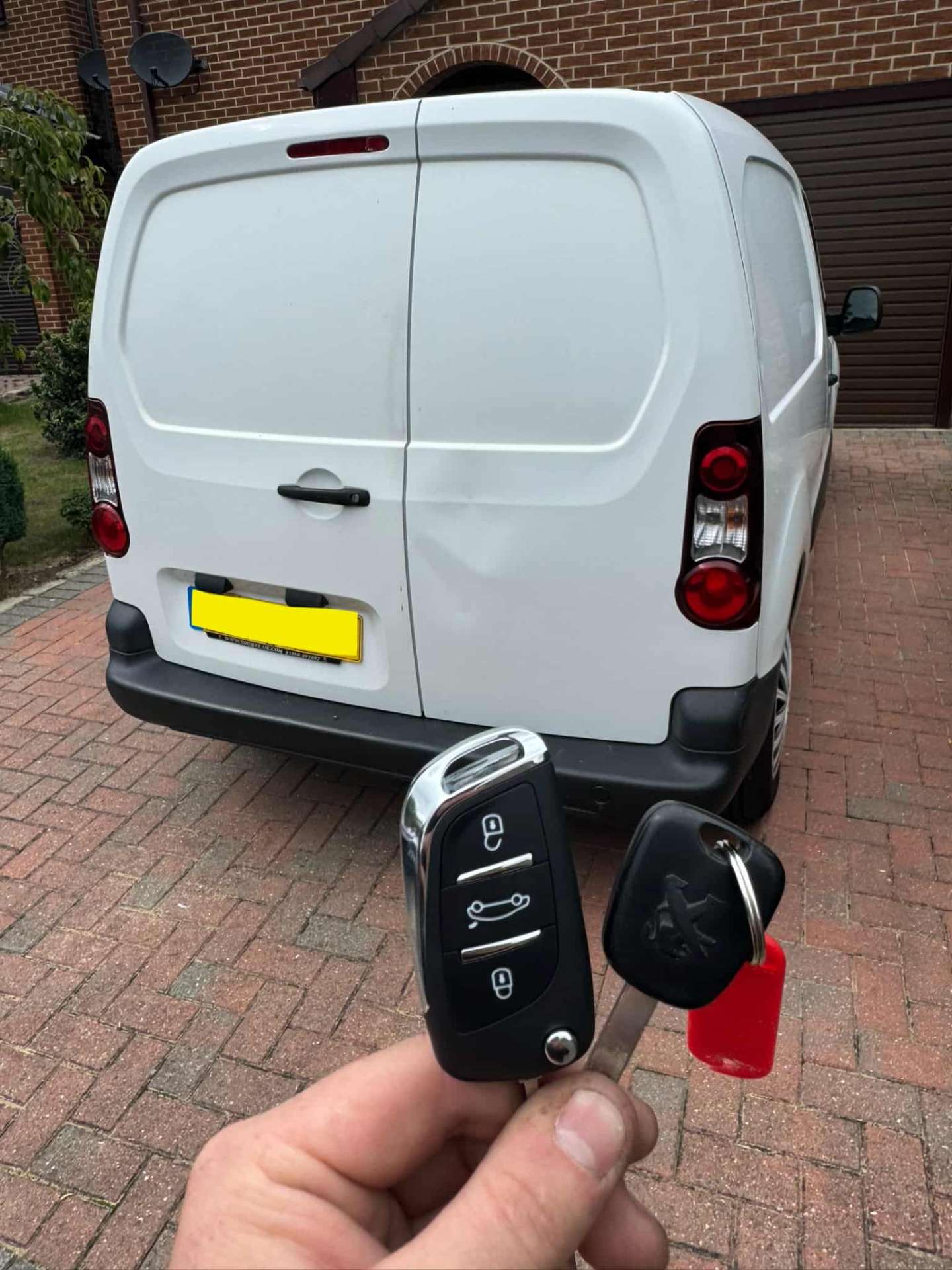 Citroen Berlingo van with new flip key and original Peugeot key